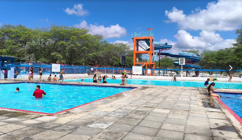 Piscinas e toboáguas no Agreste Water Park